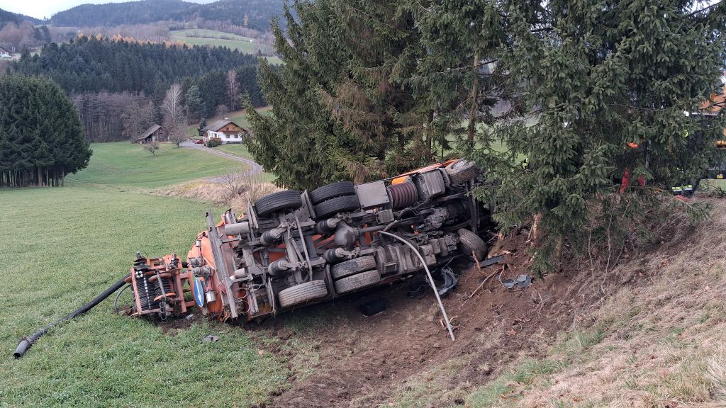 LKW Unfall B36 20251120 FF Altenmarkt 1