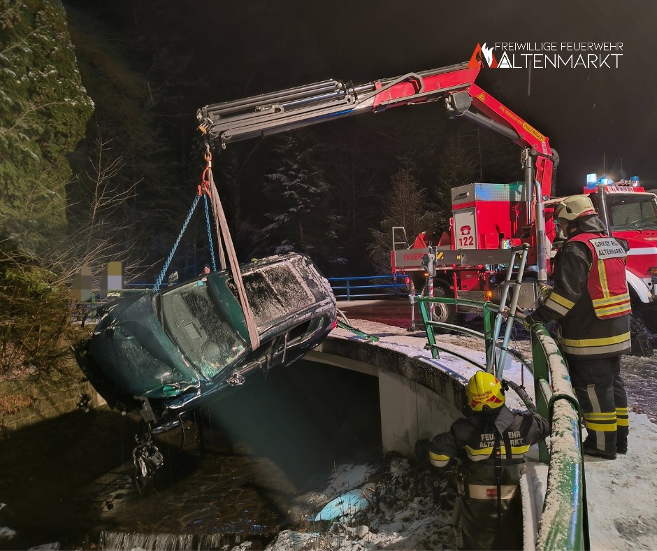 20251125 PKW in Bach FF Altenmarkt 3